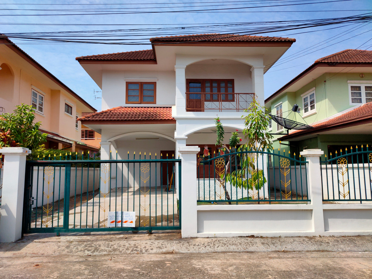 We have a 2-story detached house, good location, Lak Song Subdistrict, Bang Khae, Bangkok, to recommend. Its an empty house. Ready to move in!