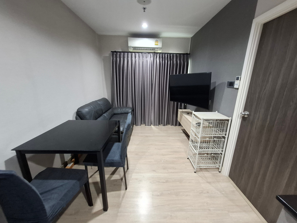 Enjoy the 49-inch curved screen TV that can be viewed from any angle at Thana Astoria Pinklao Condo. Enjoy the 49-inch curved screen TV that can be viewed from any angle at Thana Astoria Pinklao Condo.