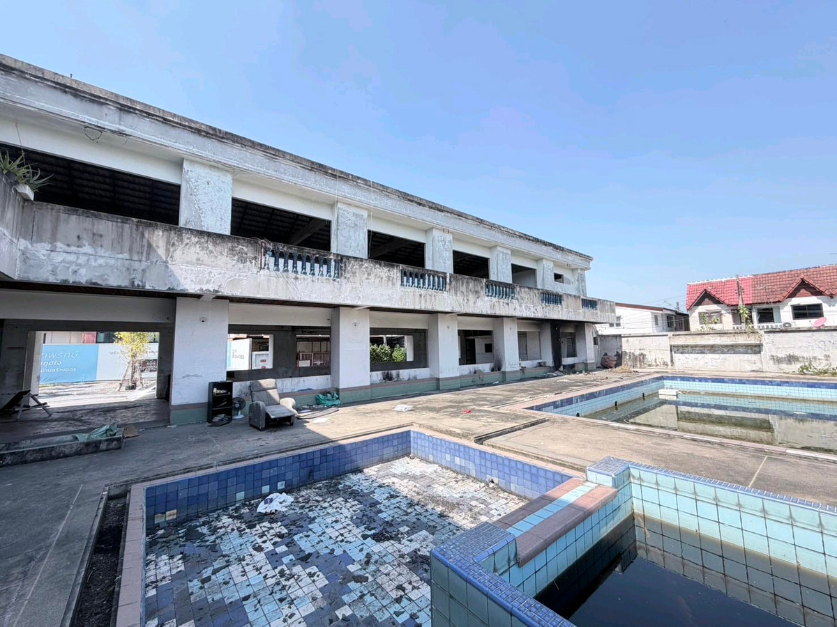 For sale/rent, for sale/rent, land with building, swimming pool, New Theparak Road. Watcharaphon-Phahonyothin For sale/rent, for sale/rent, land with building, swimming pool, New Theparak Road. Watcharaphon-Phahonyothin