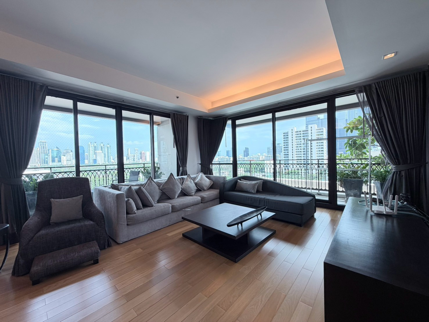 Luxury condo for rent, Prive by Sansiri | Ploenchit ✨ Luxury condo in the heart of the city, near BTS Ploenchit, comfortable, private, suitable for executives & expats🏙 3 bedrooms | 4 bathrooms 📐 large size 156 sq m. | 10th floor Luxury condo for rent, Prive by Sansiri | Ploenchit ✨ Luxury condo in the heart of the city, near BTS Ploenchit, comfortable, private, suitable for executives & expats🏙 3 bedrooms | 4 bathrooms 📐 large size 156 sq m. | 10th floor