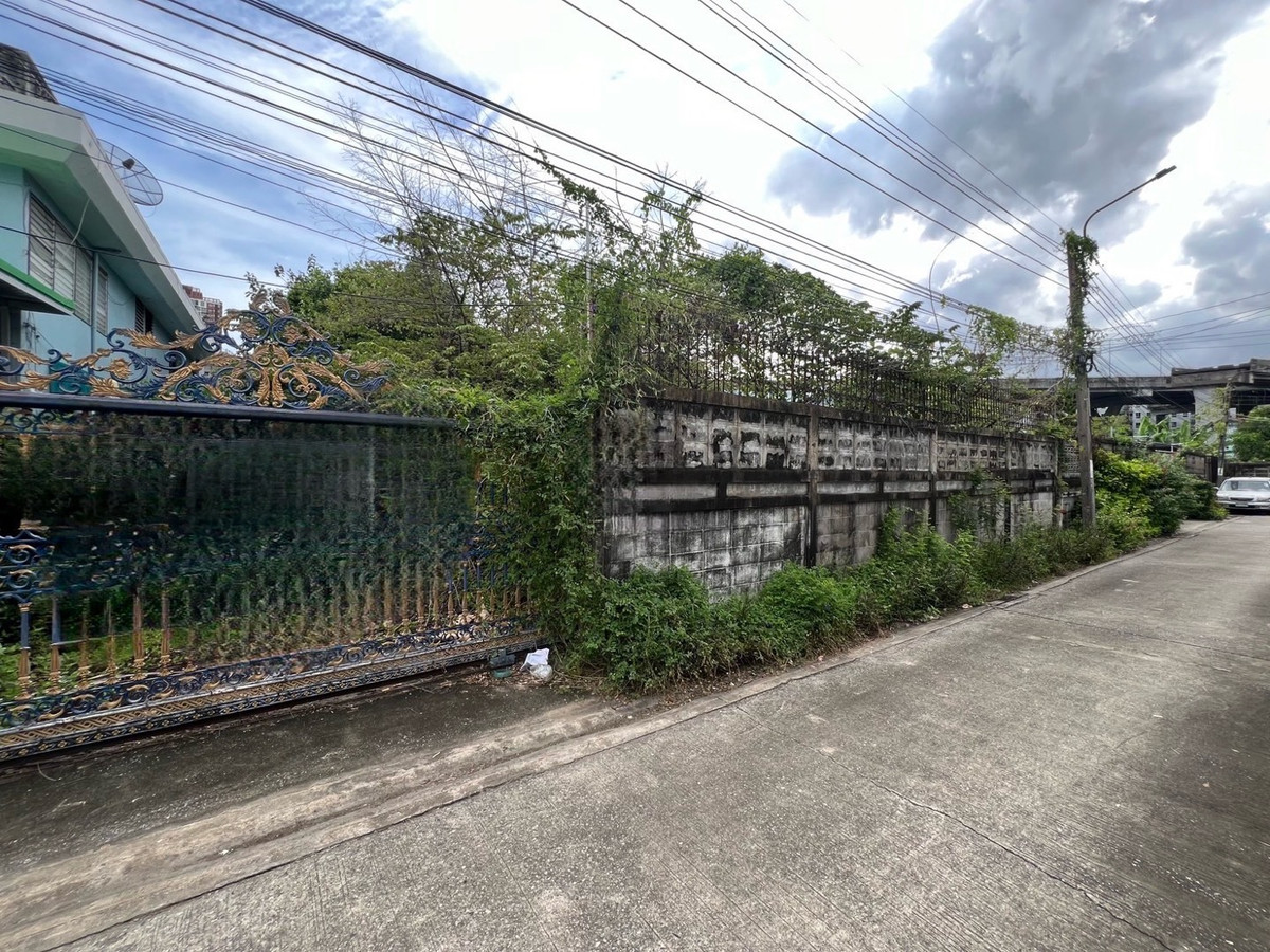 Land 100 square wah, Udomsuk, Sukhumvit 70/1, near BTS 700 meters. Land 100 square wah, Udomsuk, Sukhumvit 70/1, near BTS 700 meters.