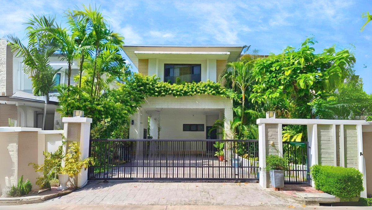 Single house for rent, back on the edge, not next to other houses on 3 sides, Perfect Masterpiece Sukhumvit 77, 87.1 sq m, north side, 4 bedrooms, 4 bathrooms, next to Robinson Lat Krabang, 10 minutes to the motorway and Suvarnabhumi Airport.