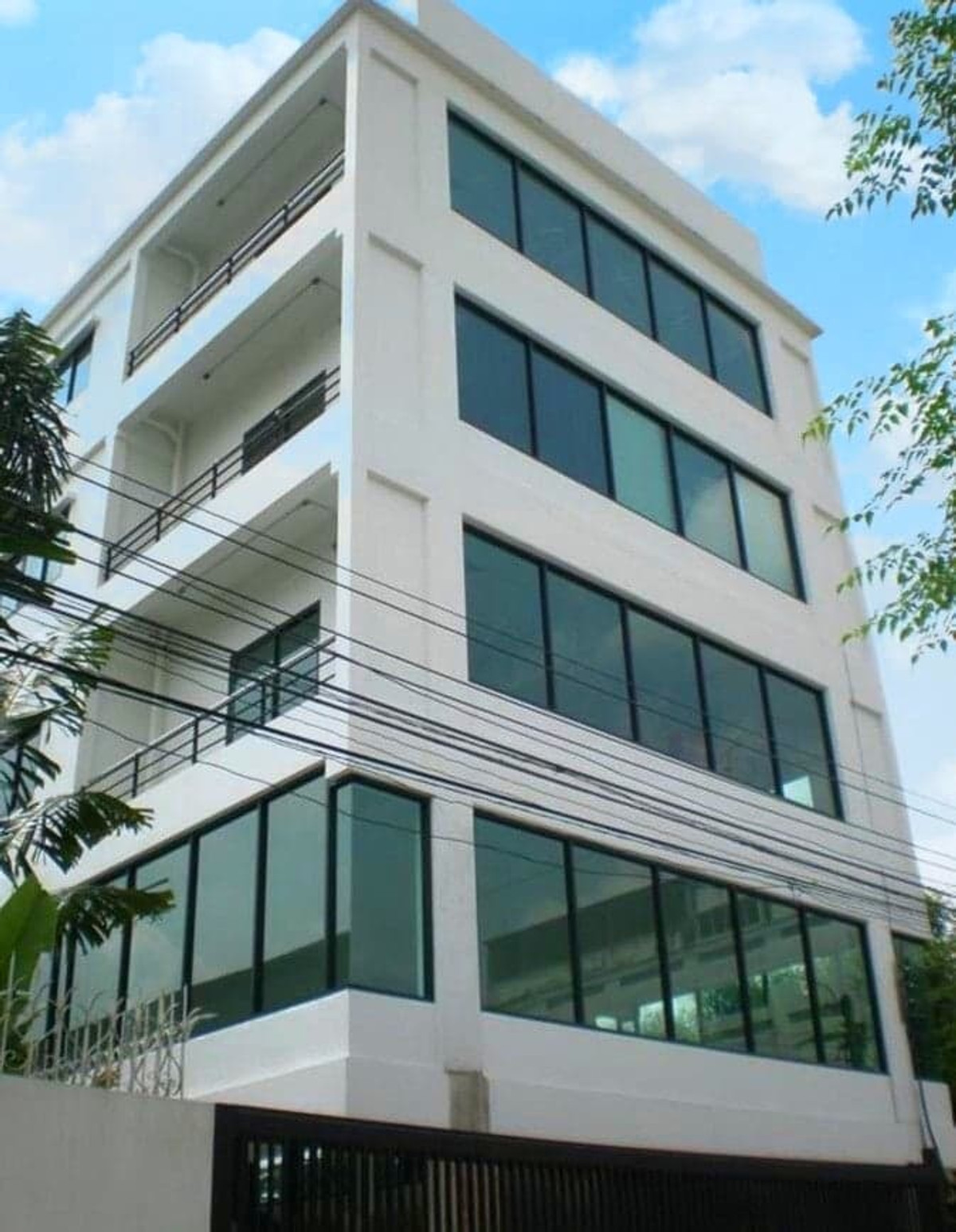 Office for rent + with warehouse, Lat Phrao 71 (near Ekamai-Ramindra Expressway) 235 sq m, 1400 sq m, wide area, can park 20 cars inside.