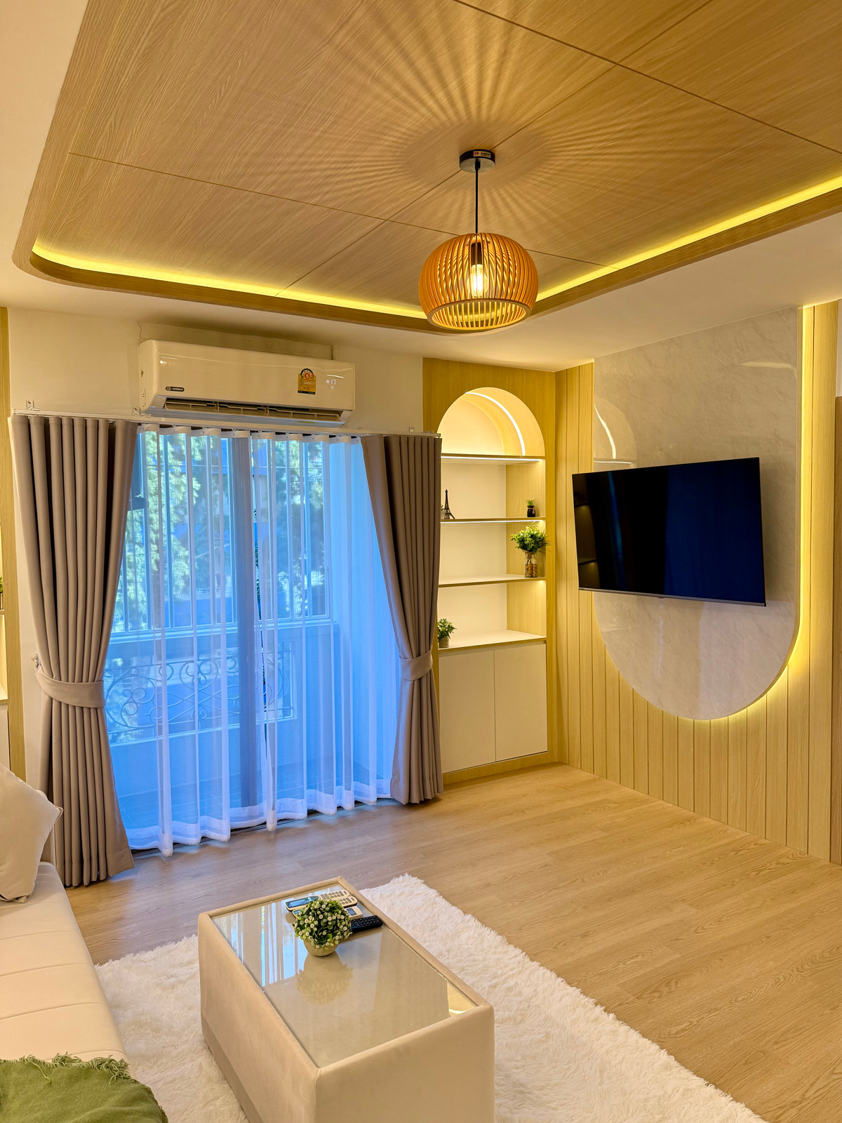 2 bedroom condo, decorated and ready to move in. 2 bedroom condo, decorated and ready to move in.