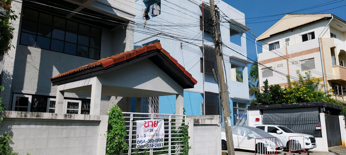ทาวน์โฮม 3 ชั้น 28 ตร.ว. เพดานสูง นัดเข้าชม สอบถามราคาได้ค่ะ3-story townhouse, 28 sq.wah, high ceilings. Appointment for viewing available. Please feel free to ask for the price.3层联排别墅，面积 28 平方哇（sq.wah），层高挑高。可预约看房，欢迎咨询价格。 – รูปที่ 2