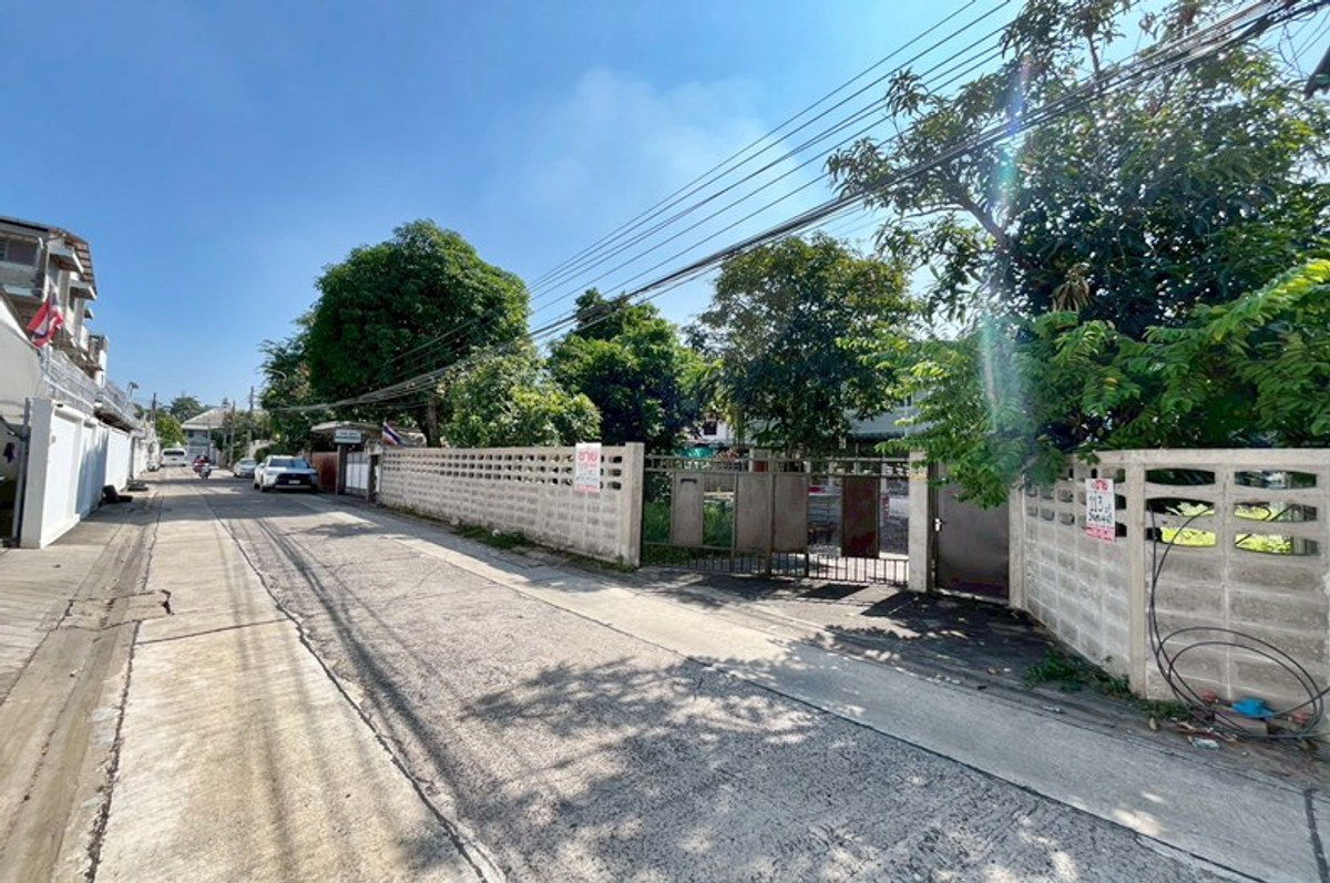 2-story detached house for sale, 113 sq m, Lat Phrao 64, near MRT Chok Chai 4 station.