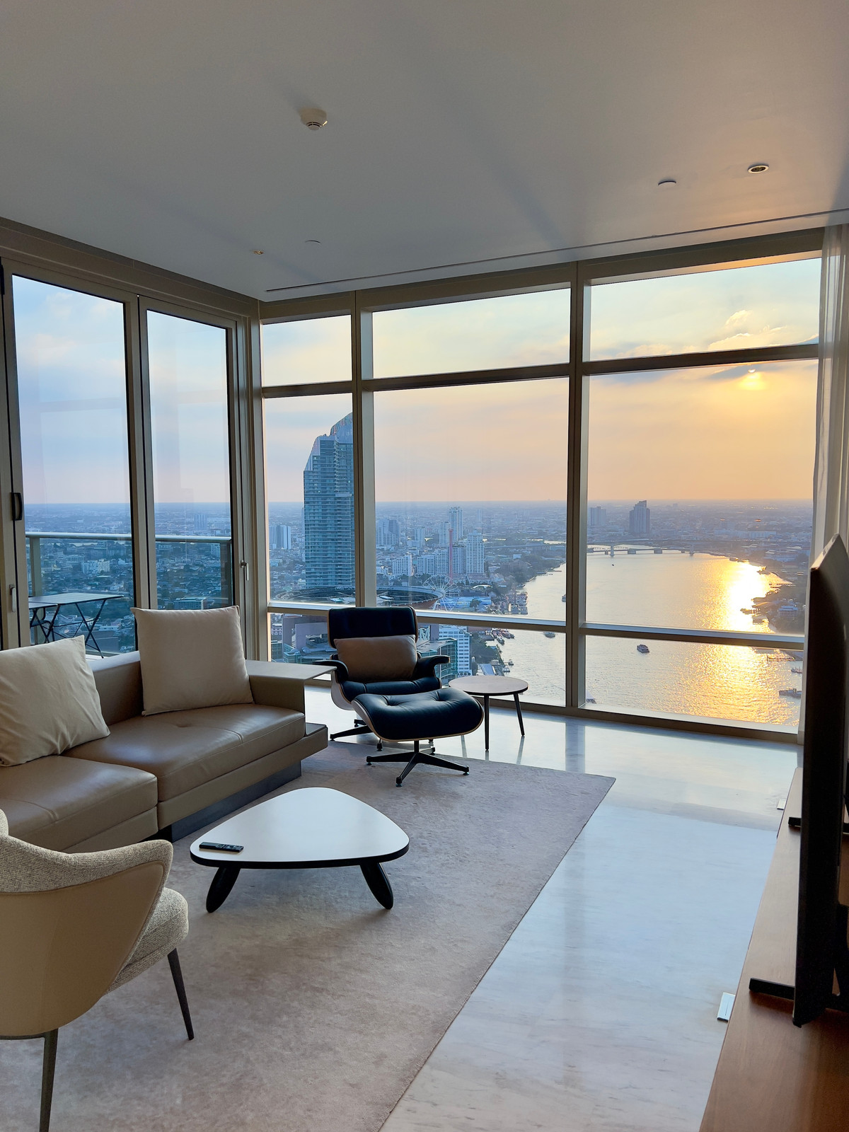 🔥 1BR 130.5sqm | High Floor River View | 200k | Four Seasons Private Residences 🔥 1BR 130.5sqm | High Floor River View | 200k | Four Seasons Private Residences