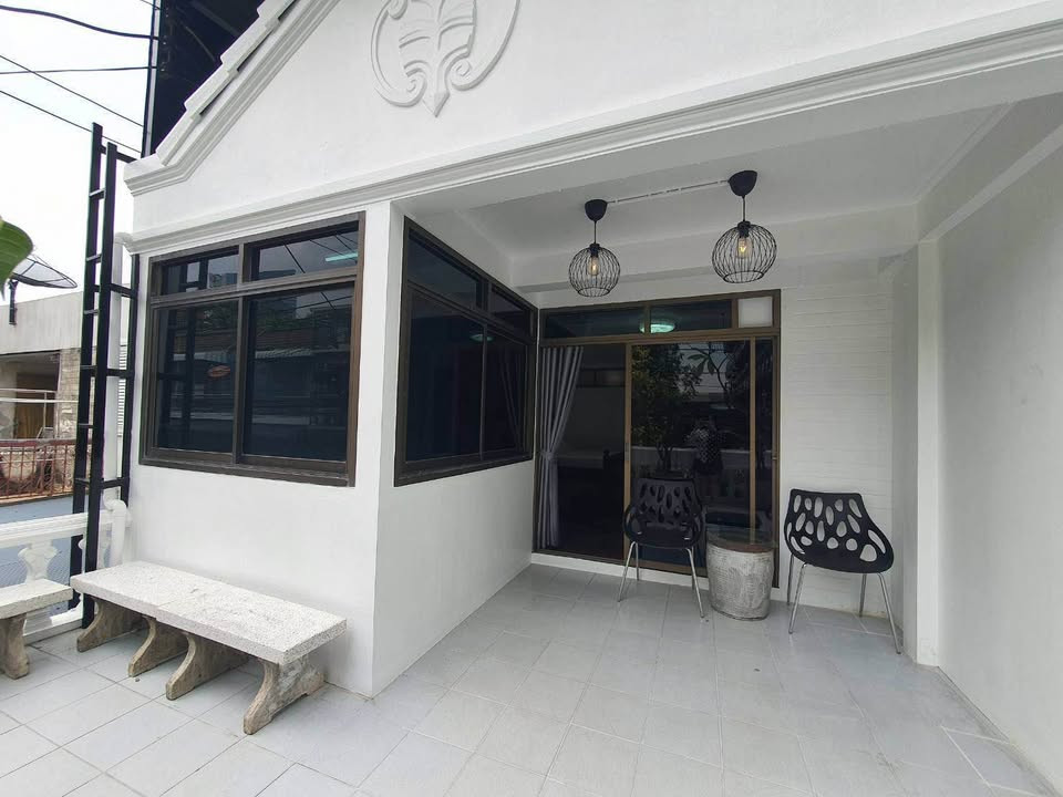 ให้เช่าทาวน์โฮม 2 ชั้นรีโนเวทใหม่ทั้งงหลัง ถนนสุขุมวิท68 แอร์เฟอร์นนิเจอร์ครบ มี3ห้องนอน2ห้องน้ำ ราคาเช่าเดือนนละ 35,000 บาท / เดือน  – รูปที่ 3