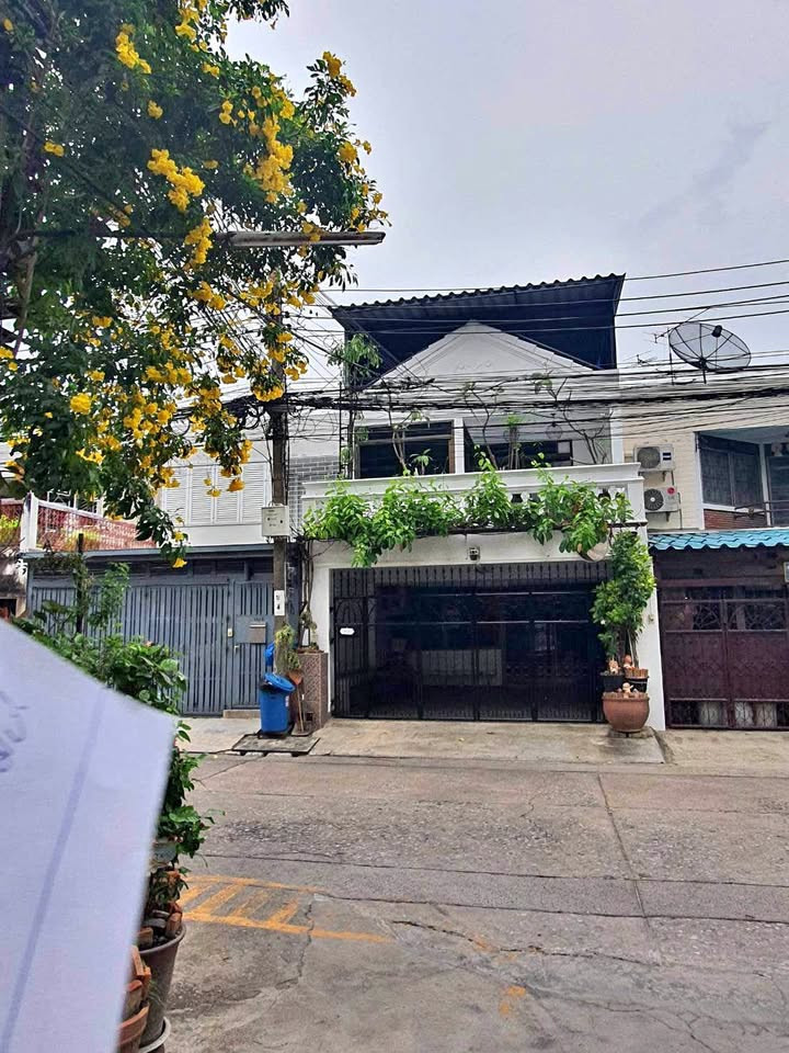 ให้เช่าทาวน์โฮม 2 ชั้นรีโนเวทใหม่ทั้งงหลัง ถนนสุขุมวิท68 แอร์เฟอร์นนิเจอร์ครบ มี3ห้องนอน2ห้องน้ำ ราคาเช่าเดือนนละ 35,000 บาท / เดือน 
