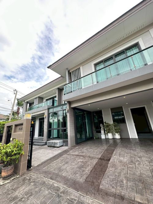 P0387 Luxury Detached House for Sale The Palm Pattanakarn A premium residential project by Pruksa, offering privacy, elegance, and expansive living space in a prime city location