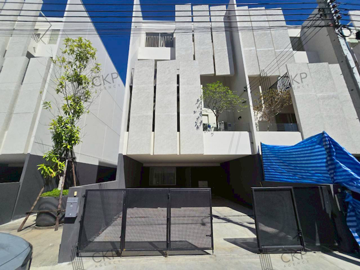 For Rent: 3-storey Townhome in NUE VERSE Project, Bangkok Kreetha Brand new house, never been lived in ✨ Fully furnished, just bring your bags and move in! Modern Minimalist style house with warm, comfortable tones, split-level ceilings for a spacious fee