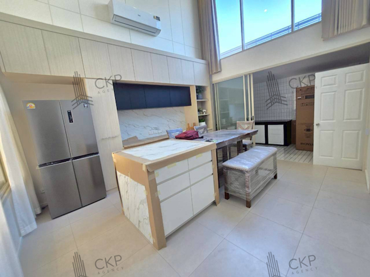 For Rent: 3-storey Townhome in NUE VERSE Project, Bangkok Kreetha Brand new house, never been lived in ✨ Fully furnished, just bring your bags and move in! Modern Minimalist style house with warm, comfortable tones, split-level ceilings for a spacious fee – รูปที่ 3