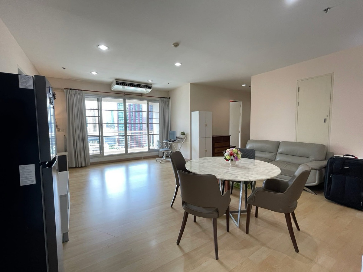 📢✨ Spacious Unit in the Heart of the City — Perfect for Living or Investment!Prime location near offices, shopping malls, schools, top universities, Hospitals 