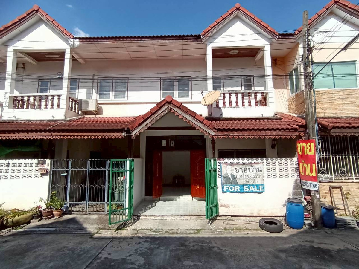 Townhouse for sale Baan Kaew Villa, Soi Phetkasem 48, has the BTS, convenience store, near the market, near the school, easy to get in and out. Townhouse for sale Baan Kaew Villa, Soi Phetkasem 48, has the BTS, convenience store, near the market, near the school, easy to get in and out.