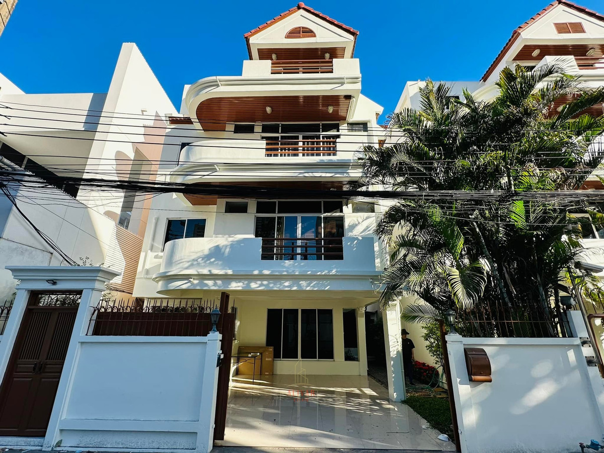 RH121525 For rent, 4-story detached house, 5 bedrooms, Sukhumvit 31 near Emporium and BTS PHROMPHONG. RH121525 For rent, 4-story detached house, 5 bedrooms, Sukhumvit 31 near Emporium and BTS PHROMPHONG.