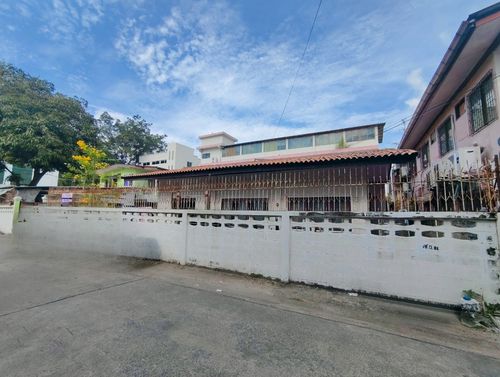 ที่ดินพร้อมบ้าน 2 หลัง ซอยเสรีไทย 17 บ้านปลูกเอง ทำเลดี  สภาพแวดล้อมดี ทำเลเข้าออกสะดวก เข้าออกได้หลายทาง ราคาต่อรองได้ 