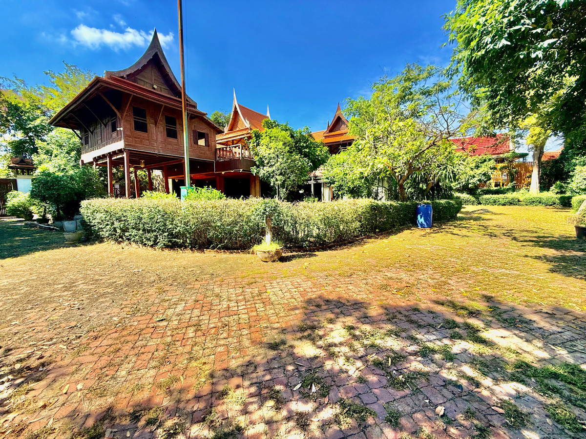 Traditional Thai-style house for rent by the Chao Phraya River, Mueang District, Ayutthaya.