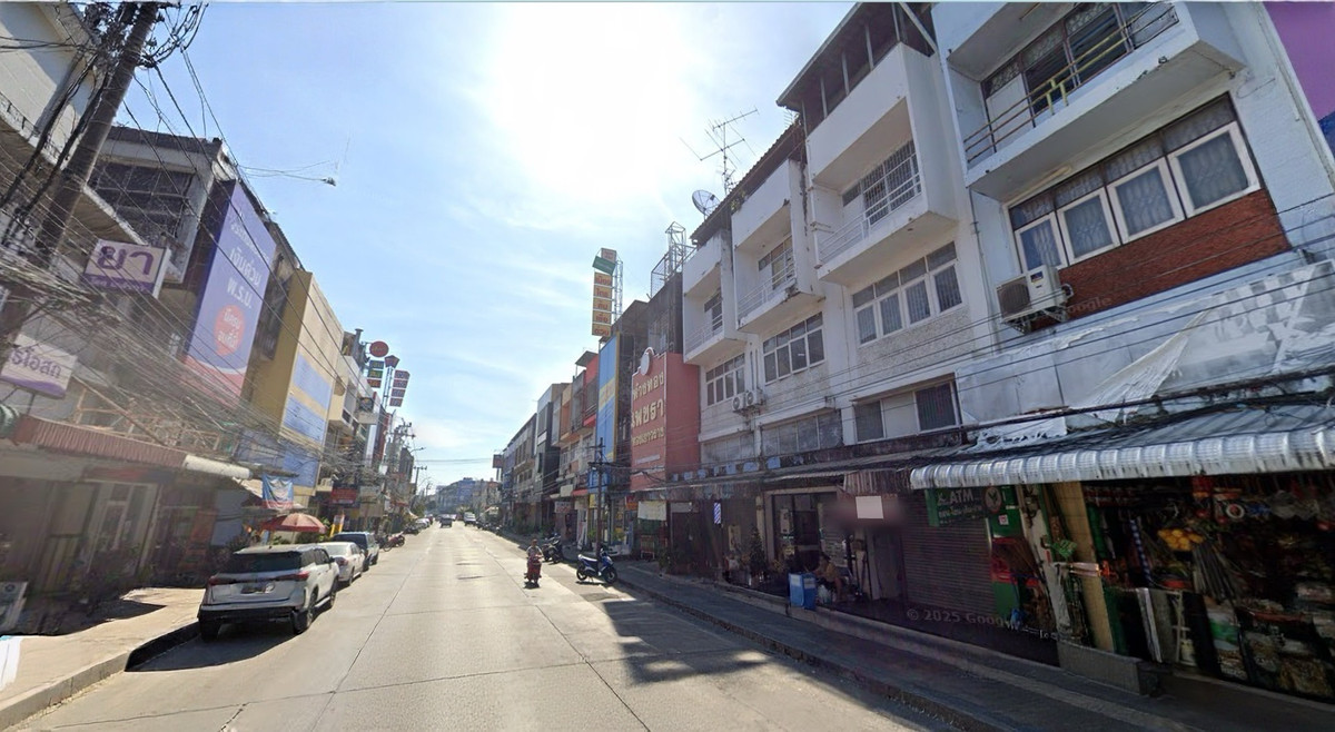Urgent sale, 4.5-story commercial building, On Nut location, near the entrance of Soi 70/1, price only 8.99 million. Urgent sale, 4.5-story commercial building, On Nut location, near the entrance of Soi 70/1, price only 8.99 million.