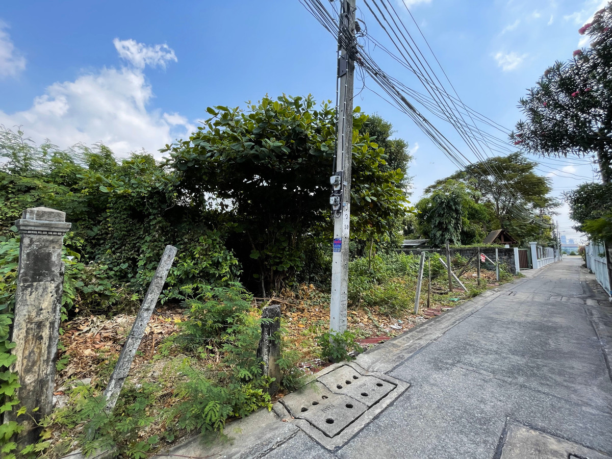 Land for sale, 50 sq m, near the Chao Phraya River, good location, Charoen Nakhon 59, suitable for building a private residence.