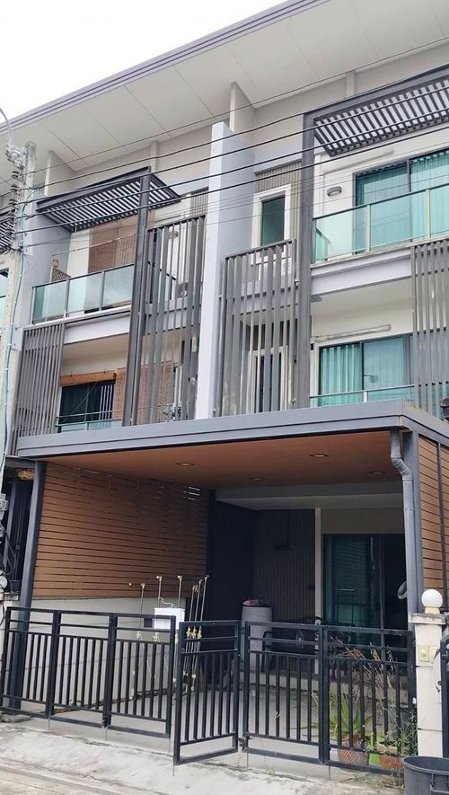 ขาย ทาวน์โฮม Town Avenue Merge รัตนาธิเบศร์ เนื้อที่ 22 ตร.วา พื้นที่ใช้สอย 190 ตร.ม. 3 ห้องนอน 3 ห้องน้ำ มีแอร์ 5 ตัว ครบทุกพื้นที่ ที่จอดรถ 3 คัน ต่อเติมหลังคาแล้ว