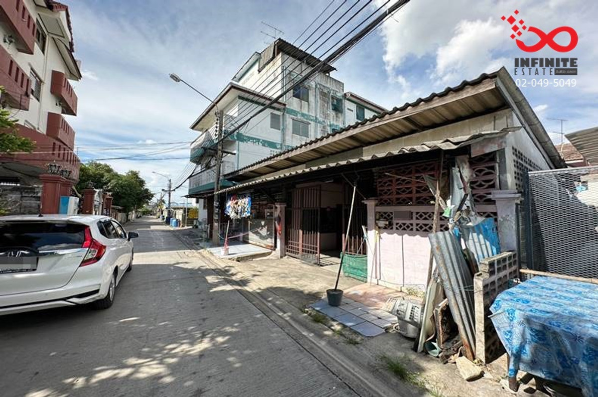 Land for sale 100 square meters with buildings. Lat Pla Khao Road, near the BTS, pink Land for sale 100 square meters with buildings. Lat Pla Khao Road, near the BTS, pink