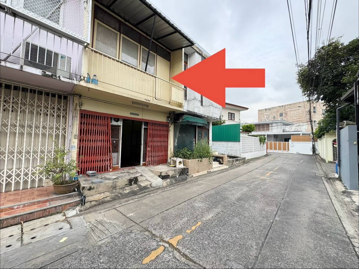 Shophouse for sale, 2 floors, 9 sq m, Charansanitwong 69, 750 meters from MRT Sirindhorn, 1.8 million baht. Shophouse for sale, 2 floors, 9 sq m, Charansanitwong 69, 750 meters from MRT Sirindhorn, 1.8 million baht.