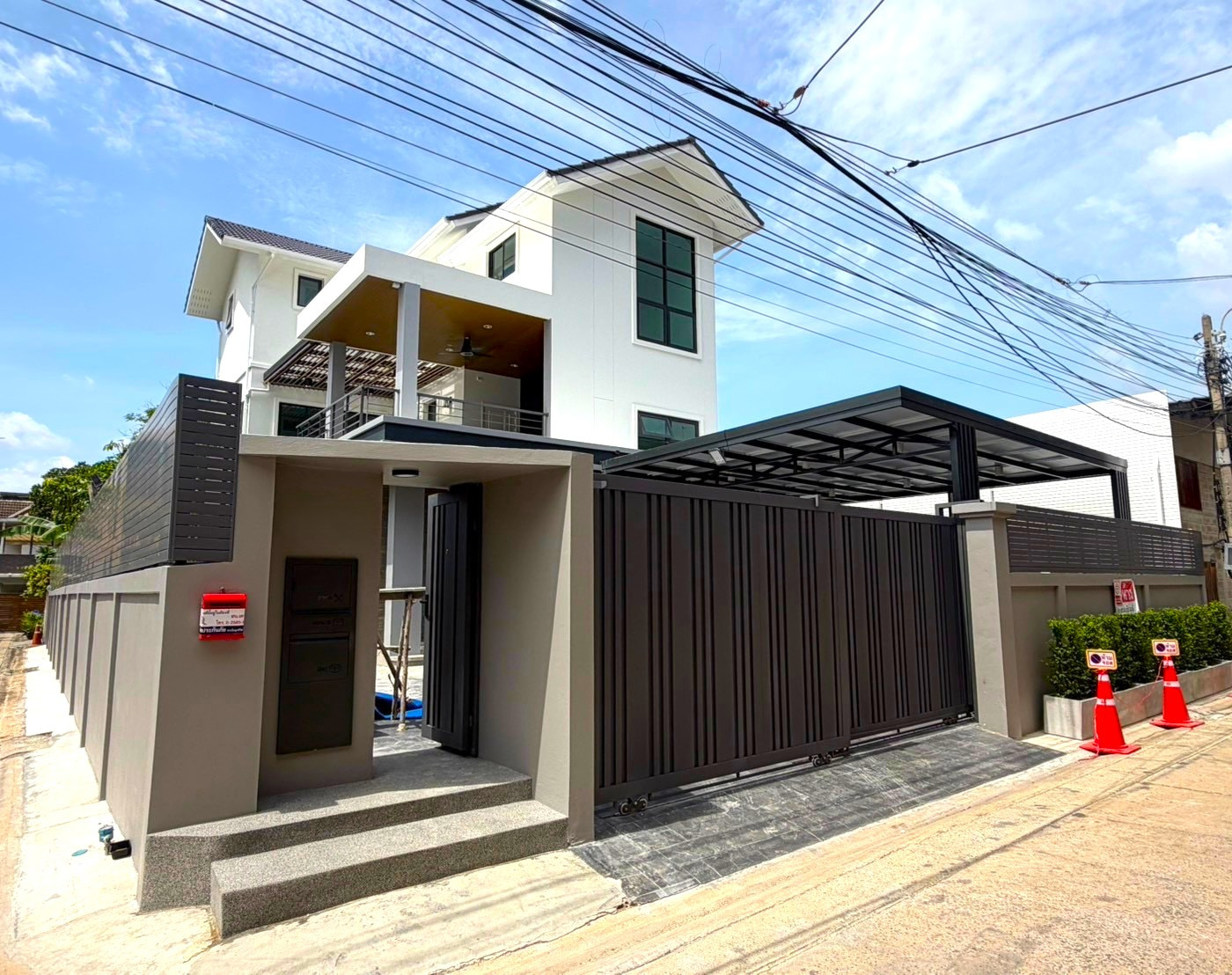 บ้านเดี่ยวสร้างใหม่ 3 ชั้น 4ห้องนอน 4ห้องน้ำ จอดรถภายในบ้านได้ 4 คัน มีทั้ง ครัวฝรั่ง + ครัวไทย 