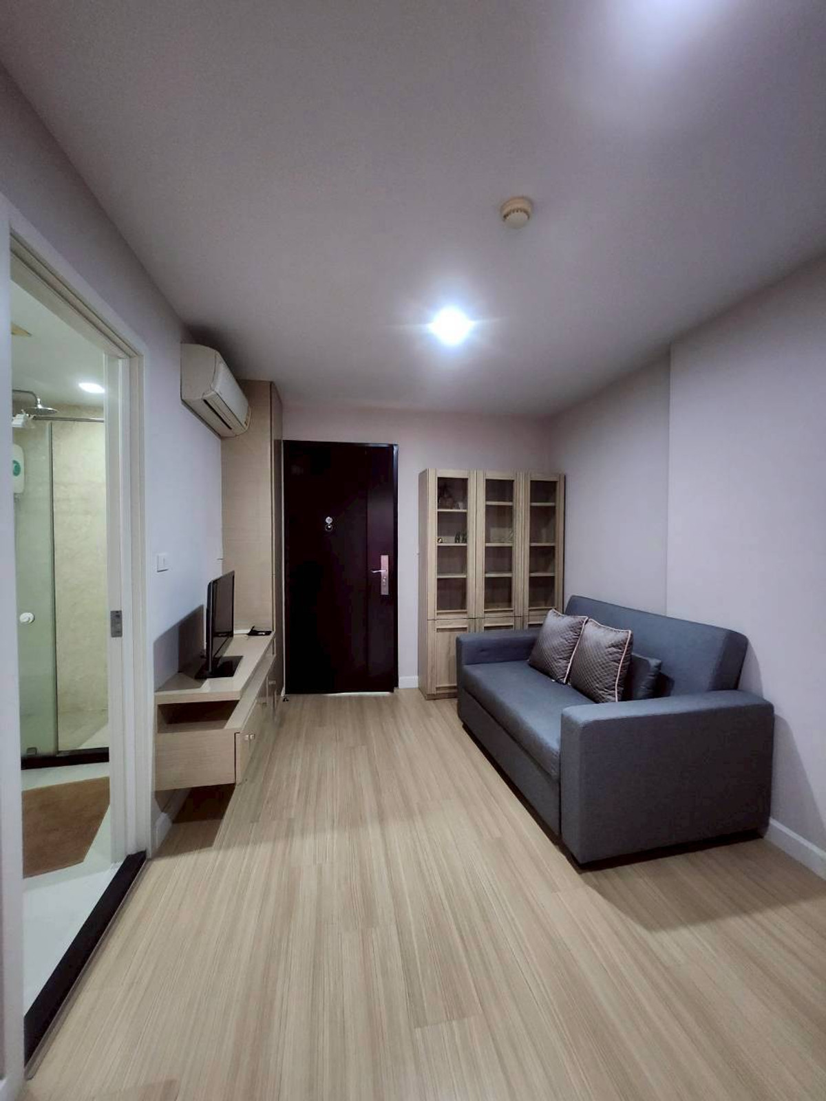 Urgent 🔥 Selling 1 bedroom, 1 bathroom, closed kitchen, large room, has a walk in closet, available and ready to view.