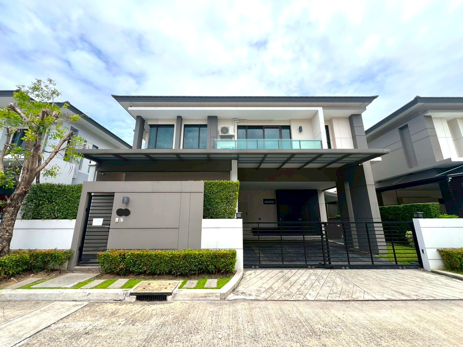 Luxury house with built-in furniture, fully furnished, near Bangkok-Nonthaburi Road. 5 bedrooms, 5 bathrooms, have maid's room.