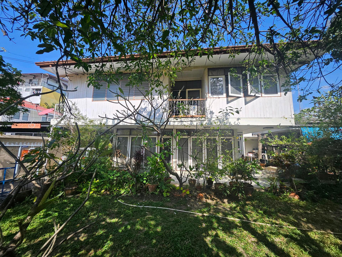 🔥Land for sale with buildings🔥Rare location, Samsen - Soi Ongkharak area, quiet, private, in the heart of the inner city. 🔥Land for sale with buildings🔥Rare location, Samsen - Soi Ongkharak area, quiet, private, in the heart of the inner city.