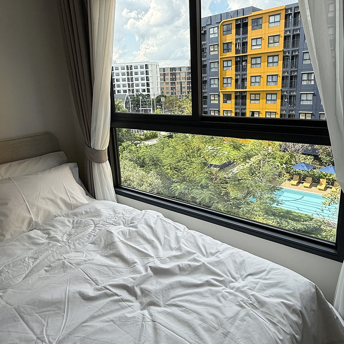 For rent or sale, D Condo Shine Rangsit, 26.1 sq m, 5th floor room, full view of the swimming pool, beautiful, peaceful, near Thammasat University.