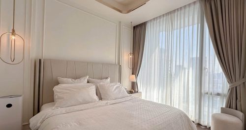 ST445 For Rent – Luxury Condominium in Prime Chidlom 28 Chidlom Brand-new unit, fully furnished, facing east with unblocked views of Nai Lert Park, offering exceptional privacy and quiet living.
