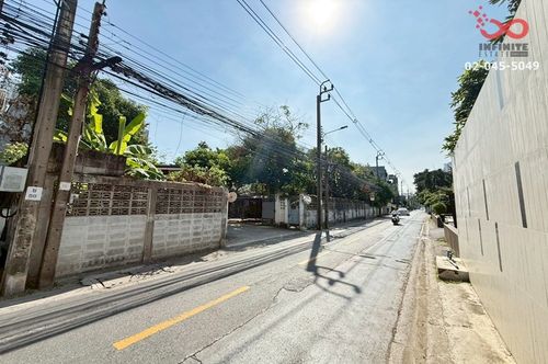 Single house for sale, 183 sq m, Ratchadaphisek 32, near MRT, prime location, suitable for doing business/home office.