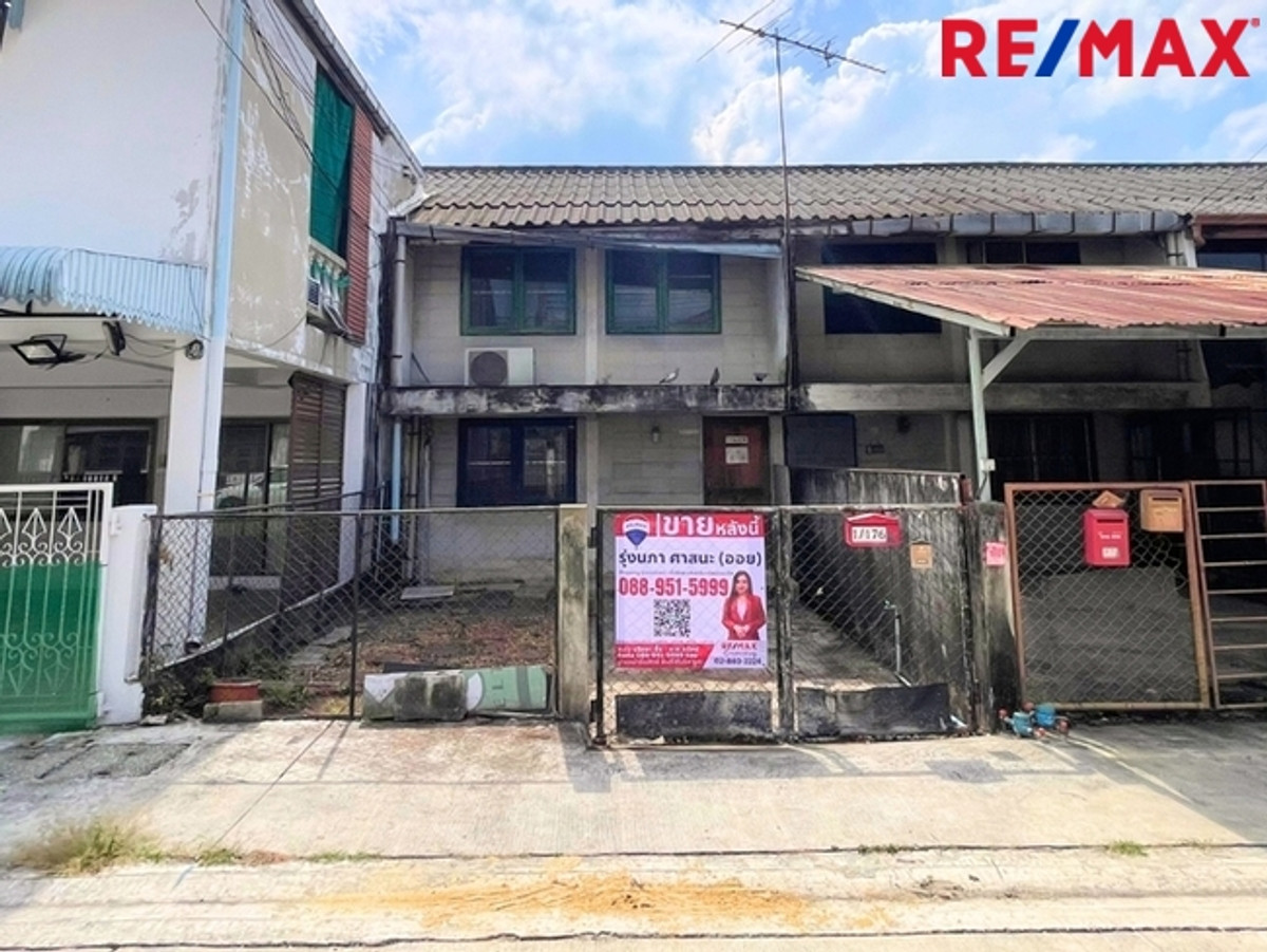 Ramintra Community Housing Project, Km. 4, 2-story house, area 22.6 sq m, next to the Pink Line MRT, Mayalap Station, only 50 meters from the village. Opposite the village, there is the East Park shopping center.