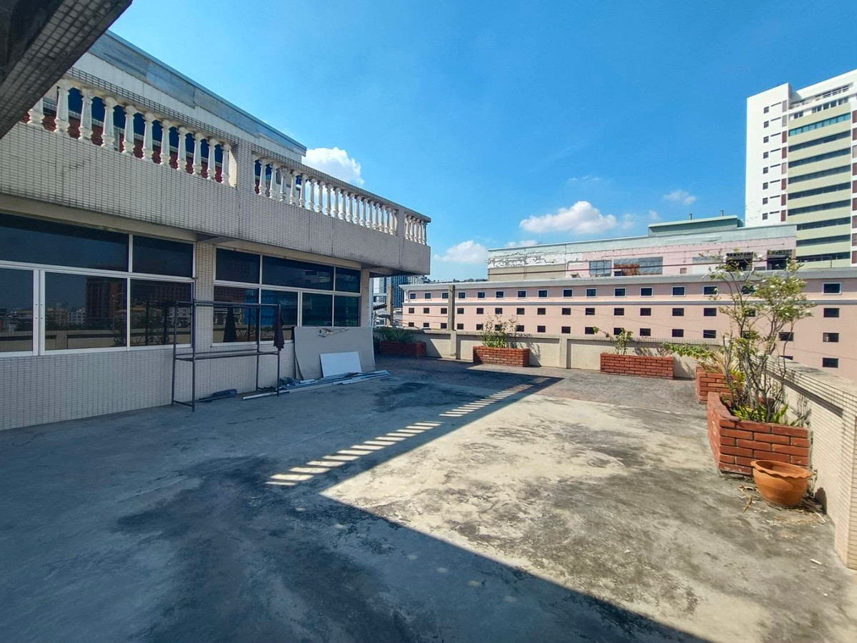 For sale and rent, 5-story office building on Ratchadaphisek Road (parking for up to 15 cars), total usable area approximately 1,390 square meters, very convenient location.