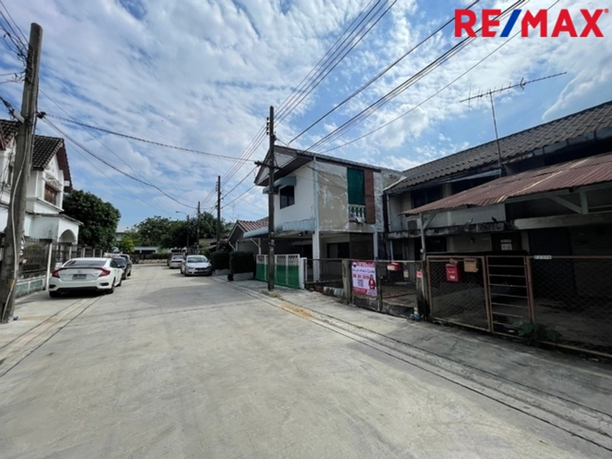 Ramintra Community Housing Project, Km. 4, 2-story house, area 22.6 sq m, next to the Pink Line MRT, Mayalap Station, only 50 meters from the village. Opposite the village, there is the East Park shopping center. – รูปที่ 3