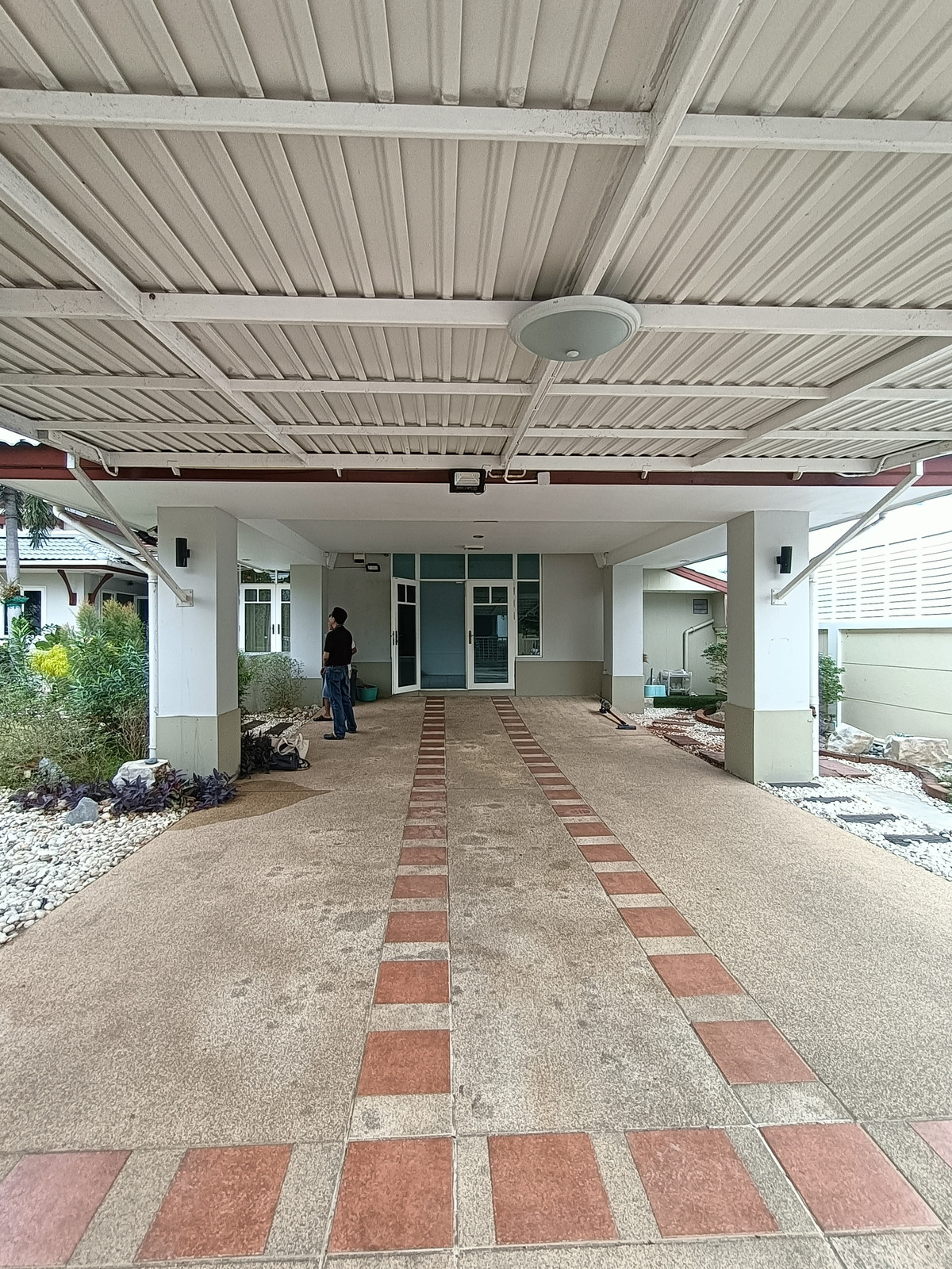 บ้านติดสนามกอล์ฟวินมิลล์บางนา จากุชชี่ในสวนหน้าบ้าน ห้องอาบน้ำภายนอกฟีลรีสอร์ท – รูปที่ 3