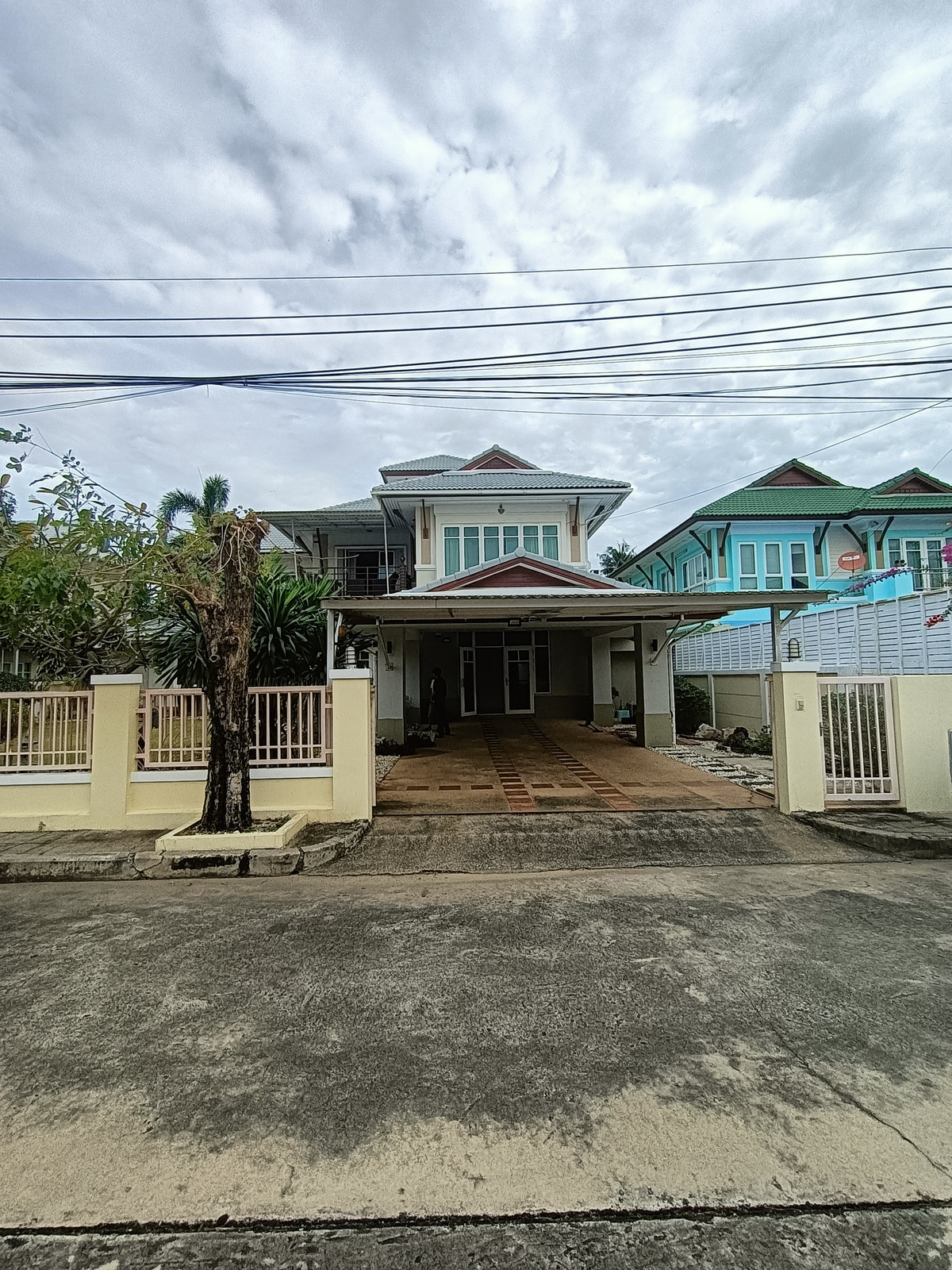 House next to Windmill Bangna golf course. Jacuzzi in the front garden Bathroom outside the resort feel