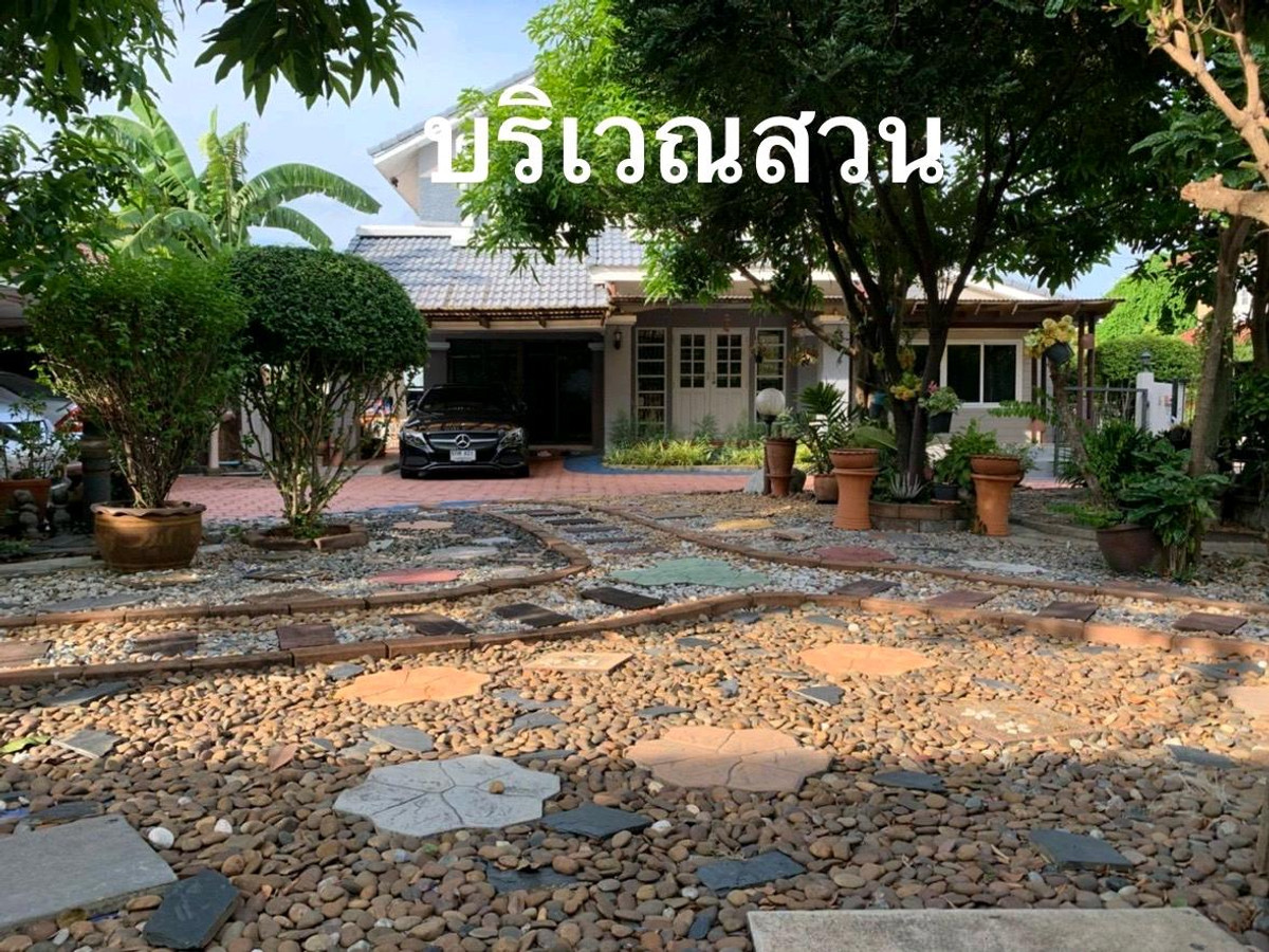 ขายบ้าน ม.บ้านชลลดา  บางบัวทองเนื้อที่ 161ตรว  บ้านหลังมุมบ้าน 2 ชั้นมีสวน มีที่จอดรถได้ 4 คันมีมุนศาลาในสวน ชั้น 2 มี ห้องโถง 1 ห้อง มีห้องมาสเตอร์ 1 ห้องมี ห้องนอน 1 ห้องชั้น 1 มีห้องสำหรับผู้สูงอายุ 1 ห้องมีห้องน้ำ 1  ห้อง ชั้น1 มี 2 ห้องน้ำ   – รูปที่ 2