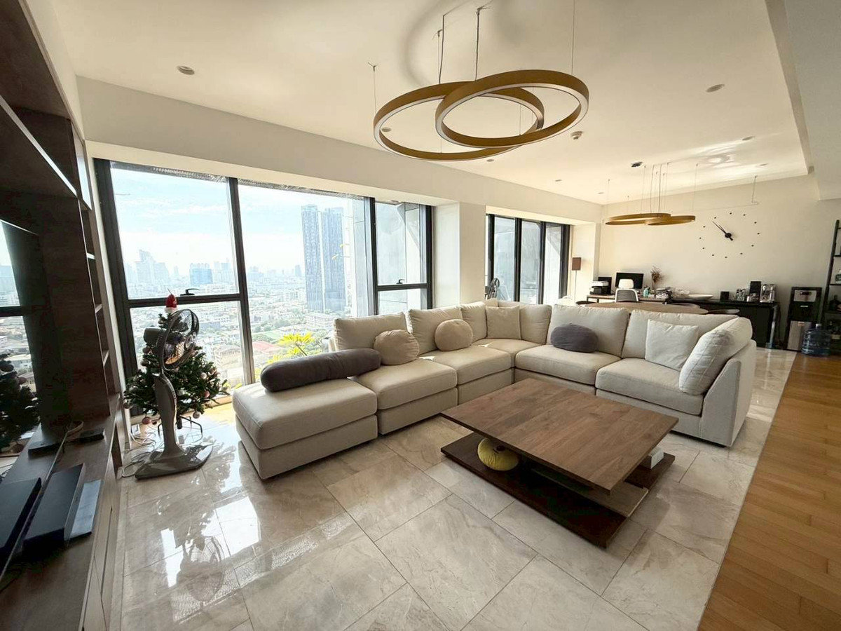 Newly Renovated 3-Bedroom at The Met with River View and Private Lift