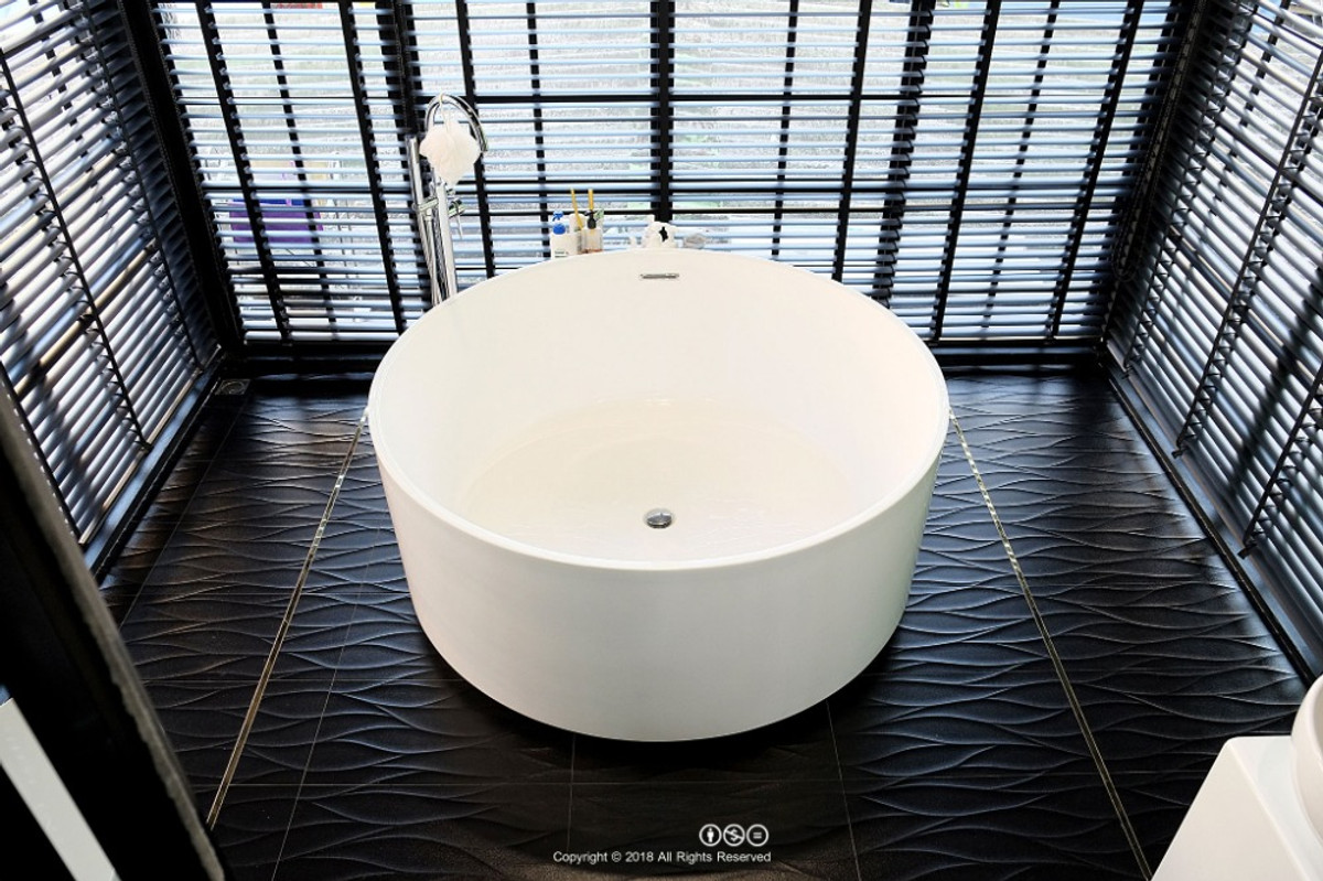 Home Resorts, luxuriously decorated, for rent in Charoen Nakhon, opposite Avani Hotel.