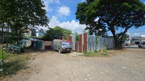 Announcement for sale of high potential land, Soi Phahonyothin 52, next to the main road, width 40 meters.
