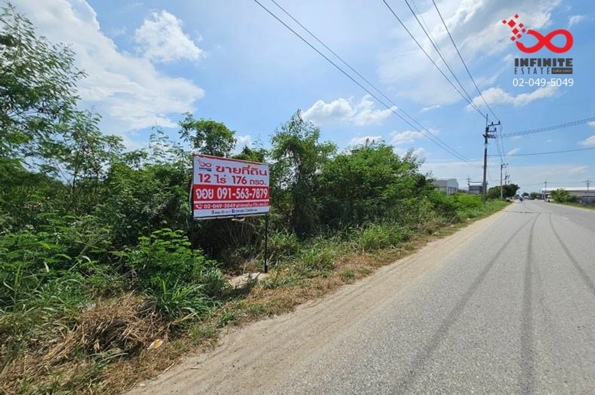Land for sale, 12 rai 176 square wah, Ban Pho District, Chachoengsao, next to the road on 2 sides.