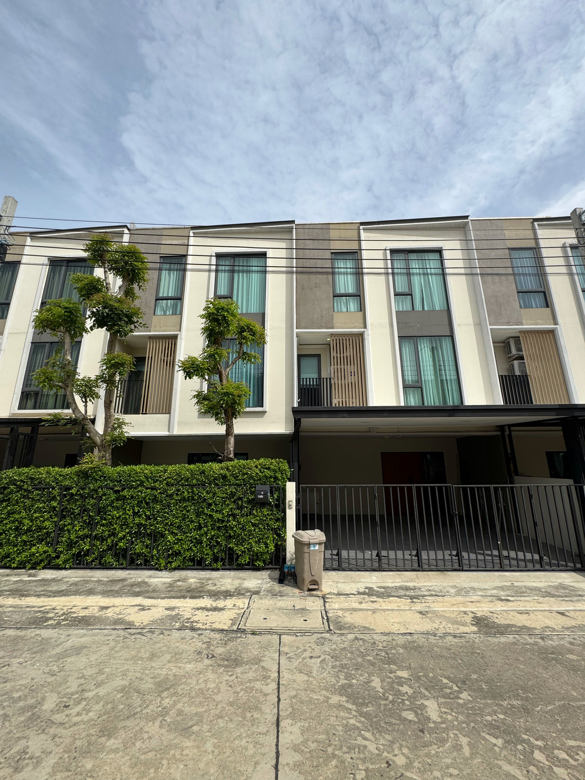 Altitude Kraf Bangna ✅ Available ! 6 Bedrooms 💳 Rent 90,000 baht/month 🏡 3-Storey 6 bedrooms 336 sq. m. (40 sq. wah) 🤝 🤝 Co-Agents are Welcome