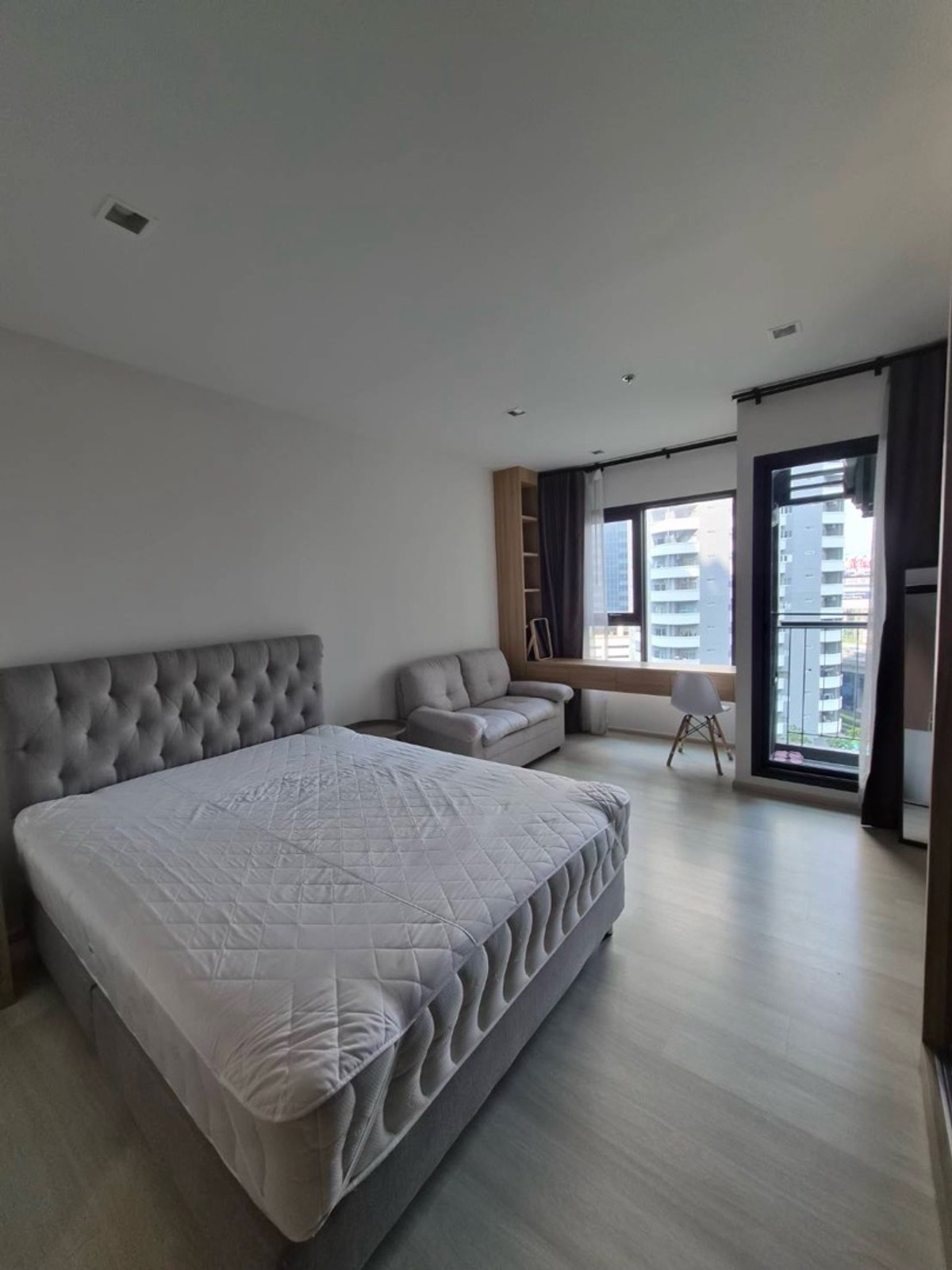 🔥For Rent Now🔥 Life One Wireless Condo, located on Wireless Road in the heart of the Central Business District (CBD), near BTS Phloen Chit. Convenient transportation and easy access to important areas of the city.