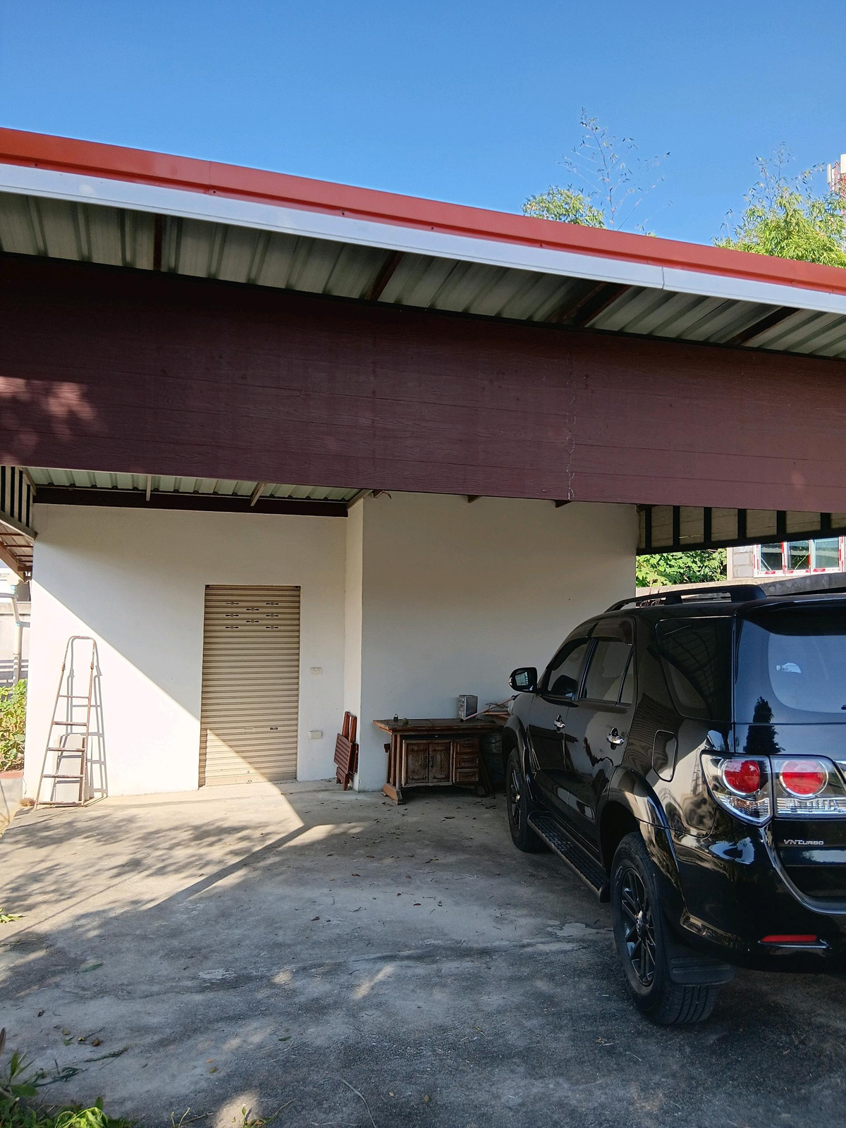 Land for sale, 222 square wah with 2 houses, location Phaya Yen Subdistrict, Pak Chong District, Nakhon Ratchasima, in front of the entrance to Mahachula Ashram.