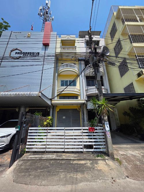 Commercial building for rent, Punnawithi zone, near BTS Punnawithi, only 4 minutes.