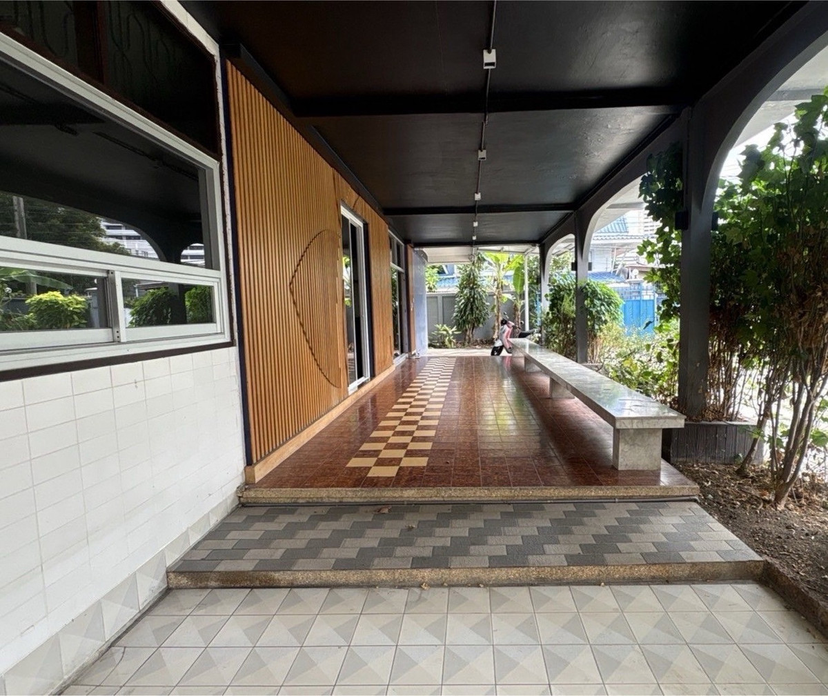 บ้านสวนให้เช่า ลาดพร้าว เหมาะทำธุรกิจ โฮมออฟฟิศ สตูดิโอ ใกล้ MRT ลาดพร้าว และ BTS แยกลาดพร้าว บ้านสวนให้เช่า ลาดพร้าว เหมาะทำธุรกิจ โฮมออฟฟิศ สตูดิโอ ใกล้ MRT ลาดพร้าว และ BTS แยกลาดพร้าว