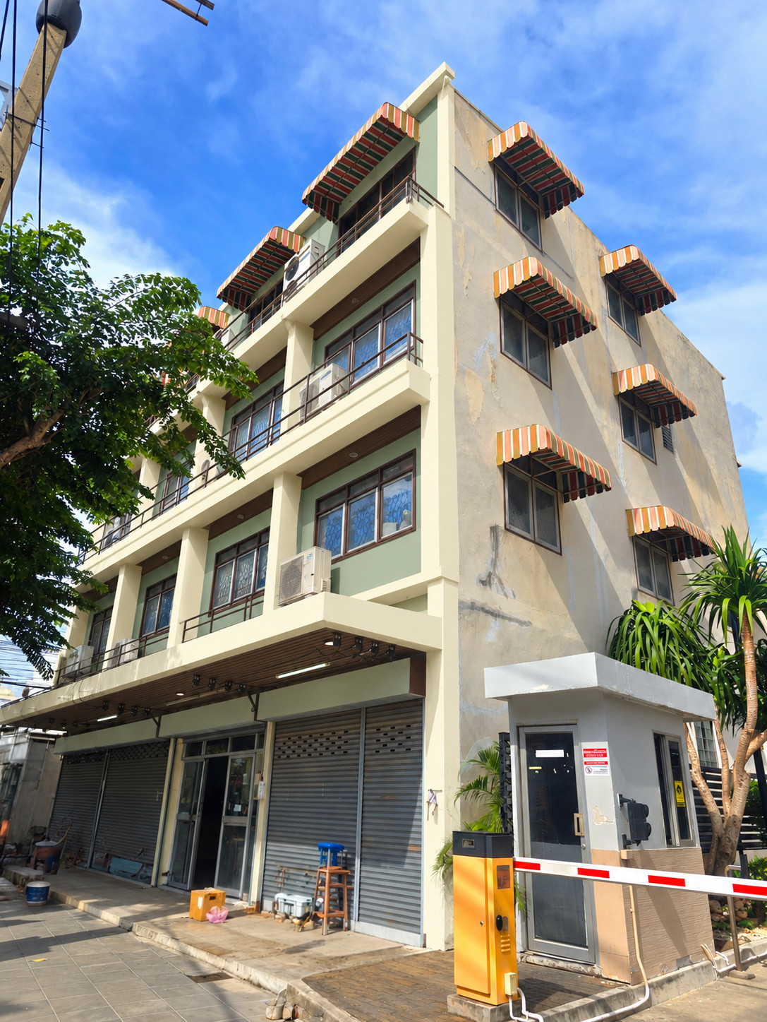 3-story shophouse for rent in Sathupradit area.
