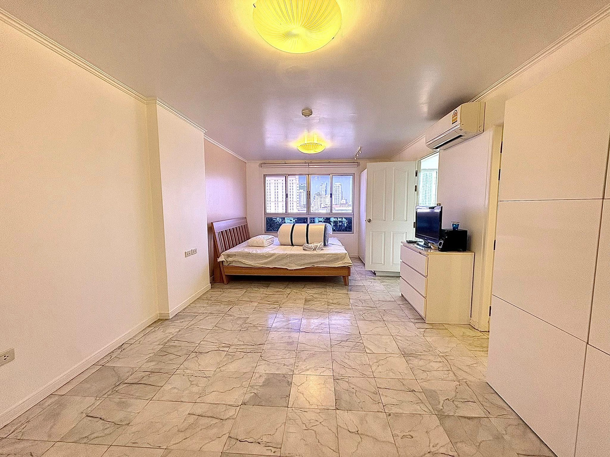 Corner unit, quiet and airy with good ventilation